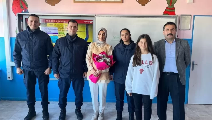 Bafra’da jandarma öğretmenlerin Öğretmenler Günü’nü kutladı