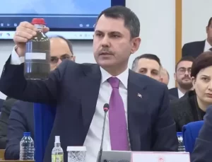 Bakan Kurum, TBMM’ye İzmir Körfezi’nin kirli suyunu getirdi
