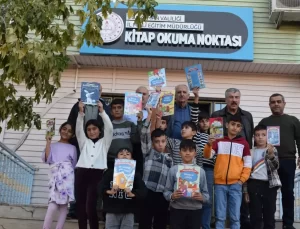 Batman’da kırsalda okuyan öğrenciler, haftanın 4 günü minibüsle kitap okuma noktasına taşınıyor
