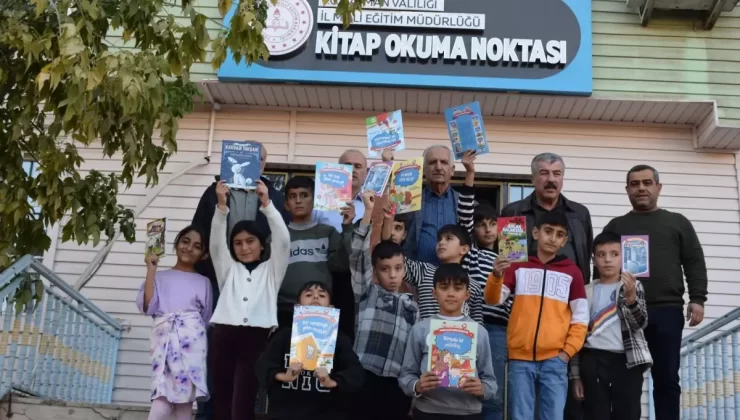 Batman’da kırsalda okuyan öğrenciler, haftanın 4 günü minibüsle kitap okuma noktasına taşınıyor