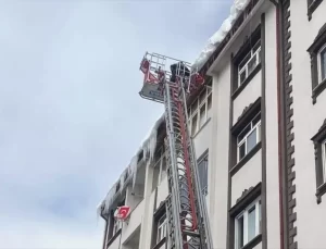 Bayburt’ta Buz Sarkıtlarına Müdahale