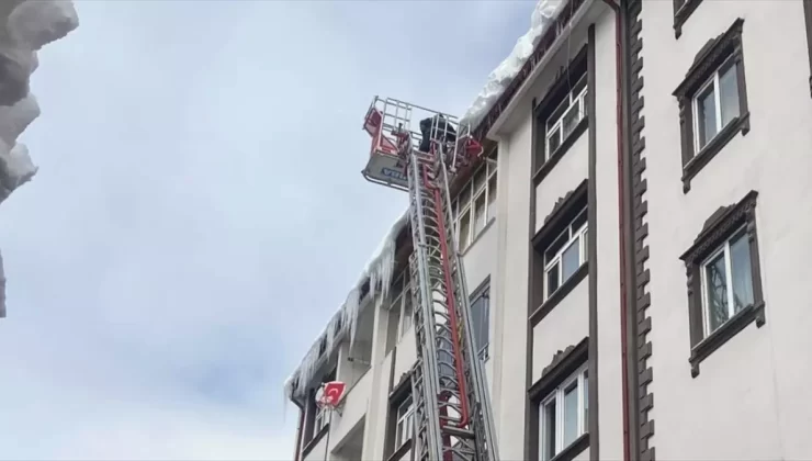 Bayburt’ta Buz Sarkıtlarına Müdahale