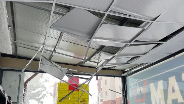 Bayburt’ta çatıdan düşen kar, hasara yol açtı