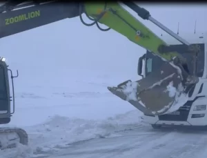 Bayburt’ta Kar nedeniyle TIR Mahsur Kaldı