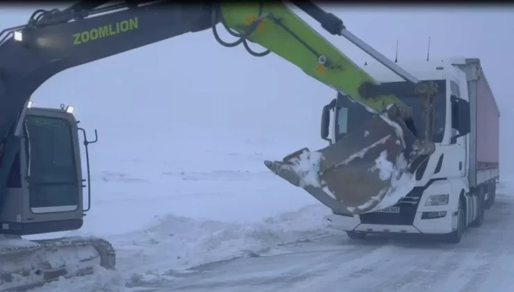Bayburt’ta Kar nedeniyle TIR Mahsur Kaldı