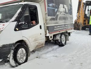 Bayburt’ta kar yağışı: Mahsur kalan kamyonet ekiplerce kurtarıldı