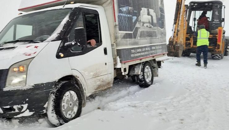 Bayburt’ta kar yağışı: Mahsur kalan kamyonet ekiplerce kurtarıldı