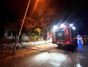 Bayındır’da Metruk Bina Yangını