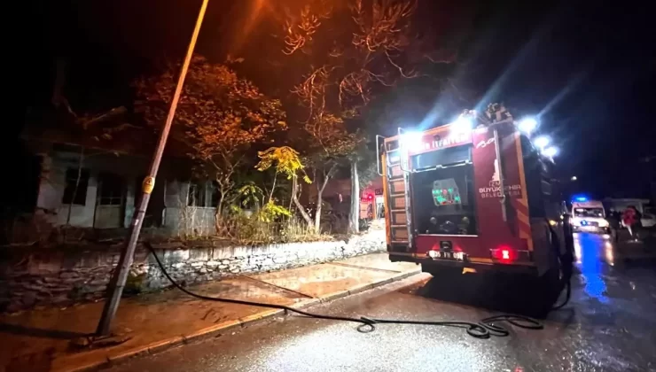 Bayındır’da Metruk Bina Yangını