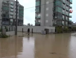 Belek’te Şiddetli Yağış Hayatı Felç Etti