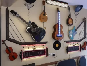 Berber Gültekin Doğan, Dükkanında Müzik Atmosferi Yaratıyor