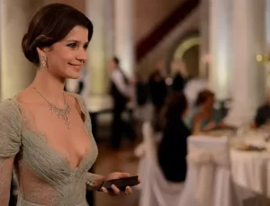 Beren Saat sütyenli kombiniyle katıldığı davete damga vurdu