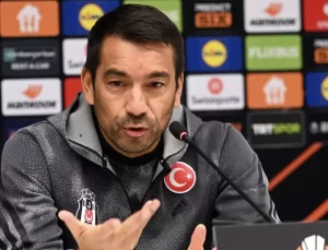 Beşiktaş’ta teknik direktör Giovanni van Bronckhorst ile yollar ayrıldı.