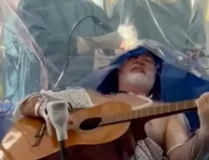 Beyninden tümör alınan hasta, ameliyat masasında gitar çaldı