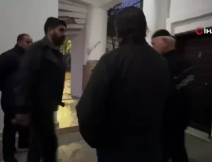 Bıçaklı Şahısı Cemaat Taşlayarak Kovdu