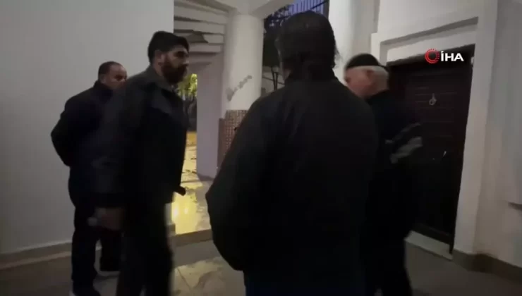 Bıçaklı Şahısı Cemaat Taşlayarak Kovdu