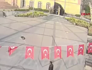 Biga’da 10 Yaşındaki Öğrenci Atatürk Heykeline Zarf Bıraktı