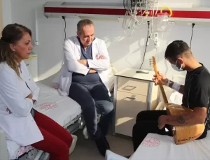 Böbrek Nakli Olan Gençten Doktorlara Mini Konser