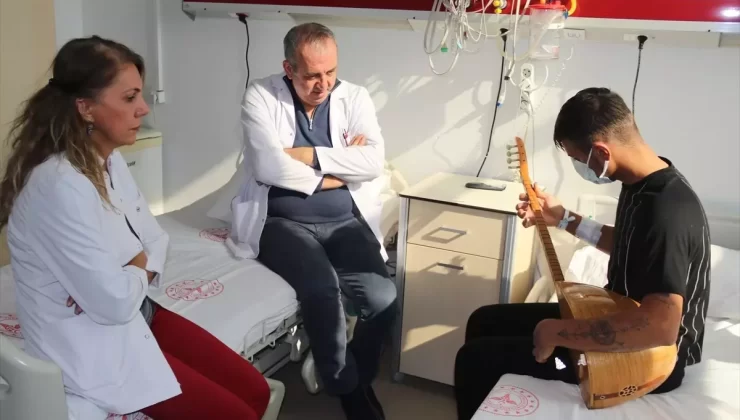 Böbrek Nakli Olan Gençten Doktorlara Mini Konser