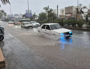 Bodrum’da Şiddetli Sağanak, Cadde ve Sokaklar Göle Döndü