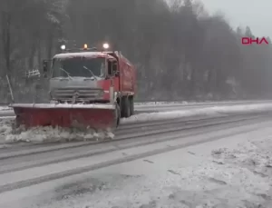 Bolu Dağı’nda Yoğun Kar Yağışı Sürücüleri Zorluyor