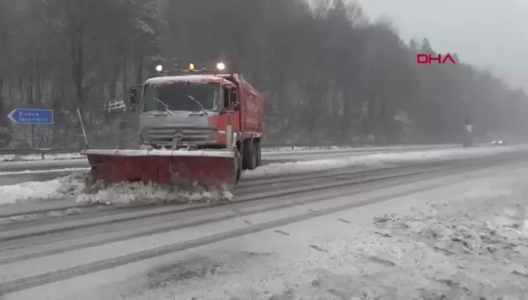 Bolu Dağı’nda Yoğun Kar Yağışı Sürücüleri Zorluyor