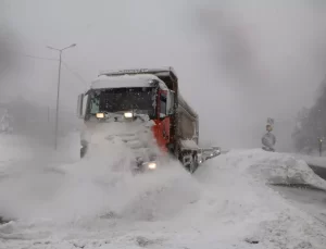 Bolu Dağı’nda Yoğun Kar Yağışı Ulaşımı Aksattı