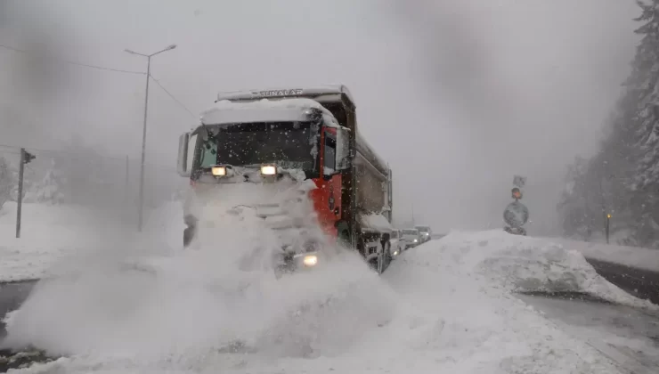 Bolu Dağı’nda Yoğun Kar Yağışı Ulaşımı Aksattı