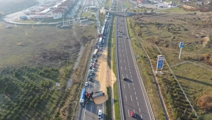 Bolu Otoyolu’nda Tır Devrildi