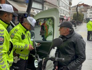 Bolu’da girilmesi yasak olan caddeye giren sürücülere polis engeli