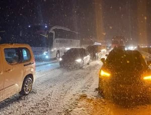 Bolu’da kar esareti! Otoyol ulaşıma kapandı