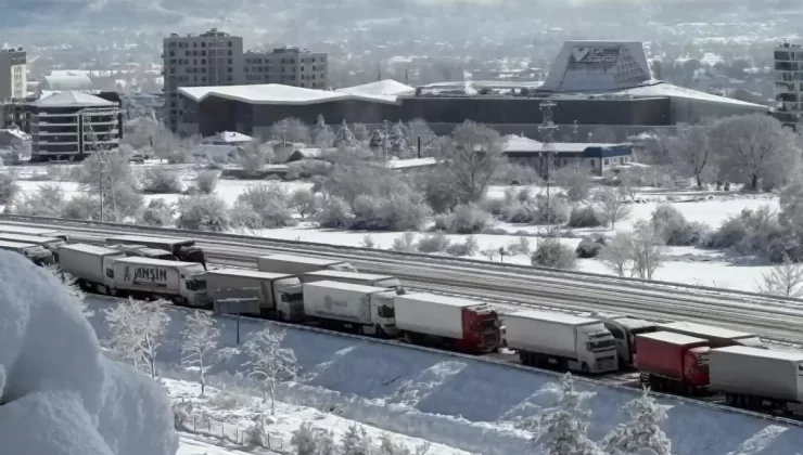 Bolu’da Kar Yağışı Nedeniyle TEM Otoyolu’nda Trafik Durdu