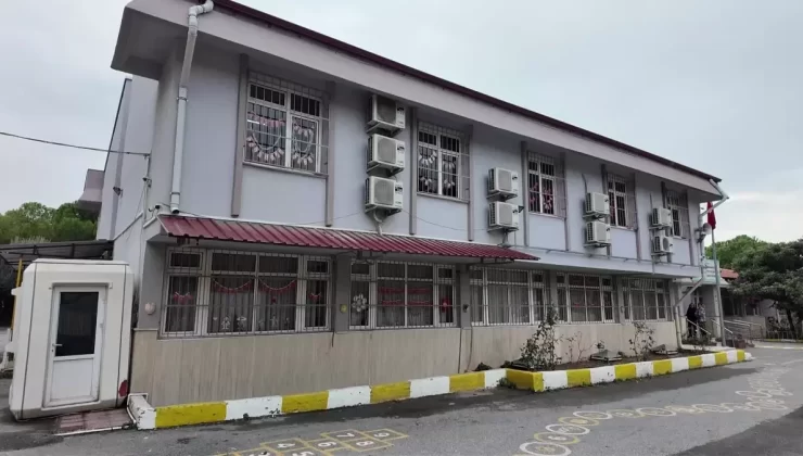 Bornova Belediye Başkanı Eşki, Öğretmenlere Zeytin Fidanı Hediye Etti