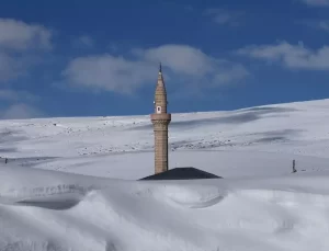 Bülbülan Yaylası Karla Kaplandı