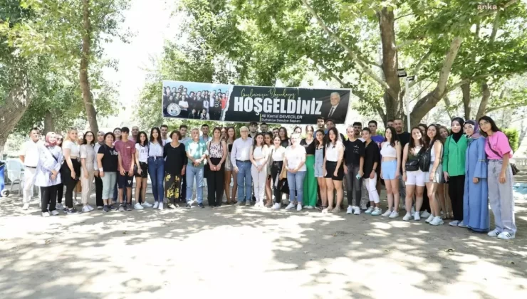 Burhaniye Belediyesi’nden 300 Öğrenciye 4.5 Milyon TL Burs Desteği