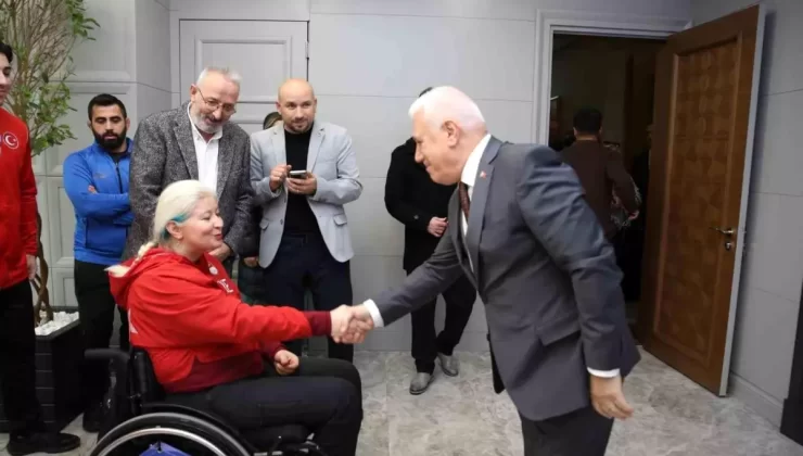 Bursa Büyükşehir Belediye Başkanı, Milli Sporcuları Ağırladı