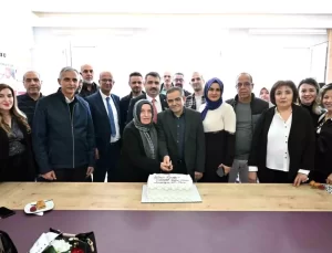 Bursa’da 42 yıllık öğretmen alkışlarla emekliliğe uğurlandı