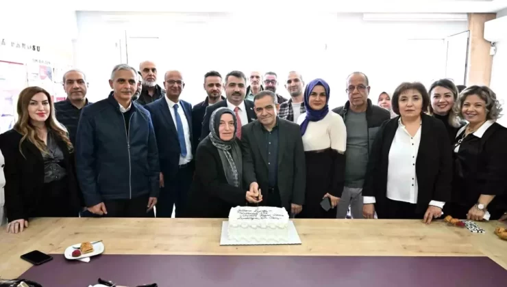 Bursa’da 42 yıllık öğretmen alkışlarla emekliliğe uğurlandı
