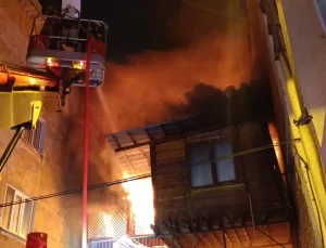 Bursa’da Ahşap Binada Yangın