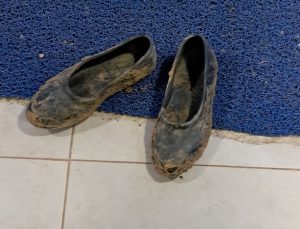 Bursa’da çamurlu ayakkabılarını çıkarıp markete girdi