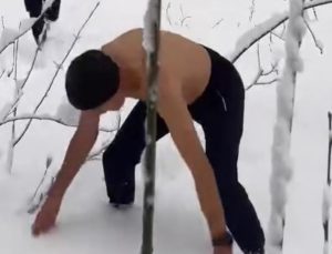 Bursa’da iki genç kar banyosu yaptı