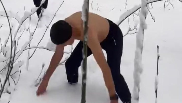 Bursa’da iki genç kar banyosu yaptı