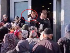 Bursa’da indirim izdihamı: Birbirlerini ezdiler