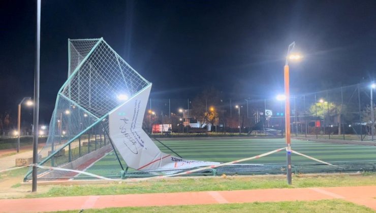 Bursa’da lodos halı sahayı yerle bir etti, ağaçları devirdi