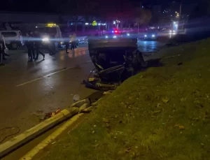 Bursa’da Otomobil Aydınlatma Direğine Çarptı, İki Yaralı