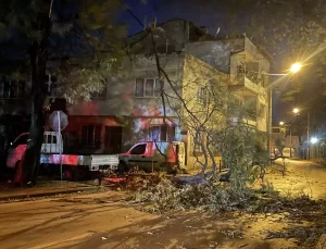 Bursa’da Şiddetli Fırtına Hasara Neden Oldu