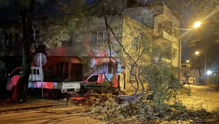 Bursa’da Şiddetli Fırtına Hasara Neden Oldu
