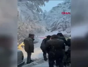 Bursa’da Yoğun Kar Nedeniyle Araçlar Mahsur Kaldı