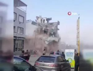 Bursa’da Yol Genişletme İçin 5 Katlı Apartman Yıkıldı