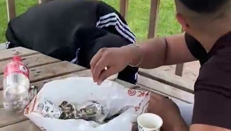 Bursa’da zabıta ekipleri çekirdek çöpünü yere atan gençlere kabukları temizletti